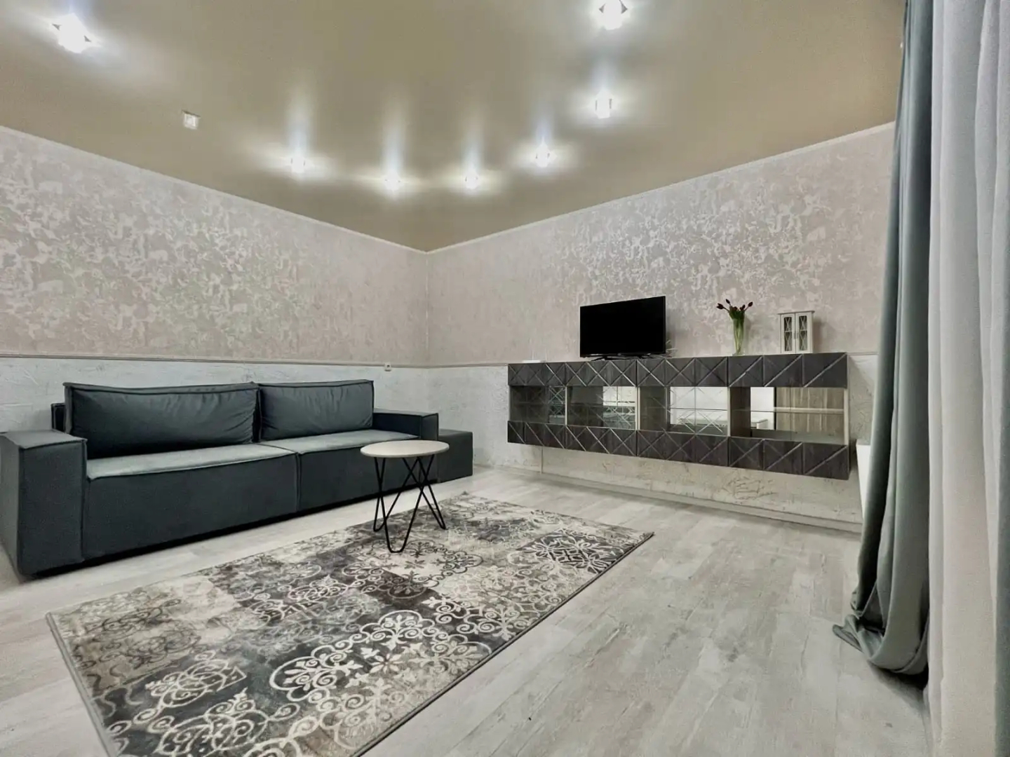 Двухкомнатная Квартира возле Площади Победы, Азгура 3