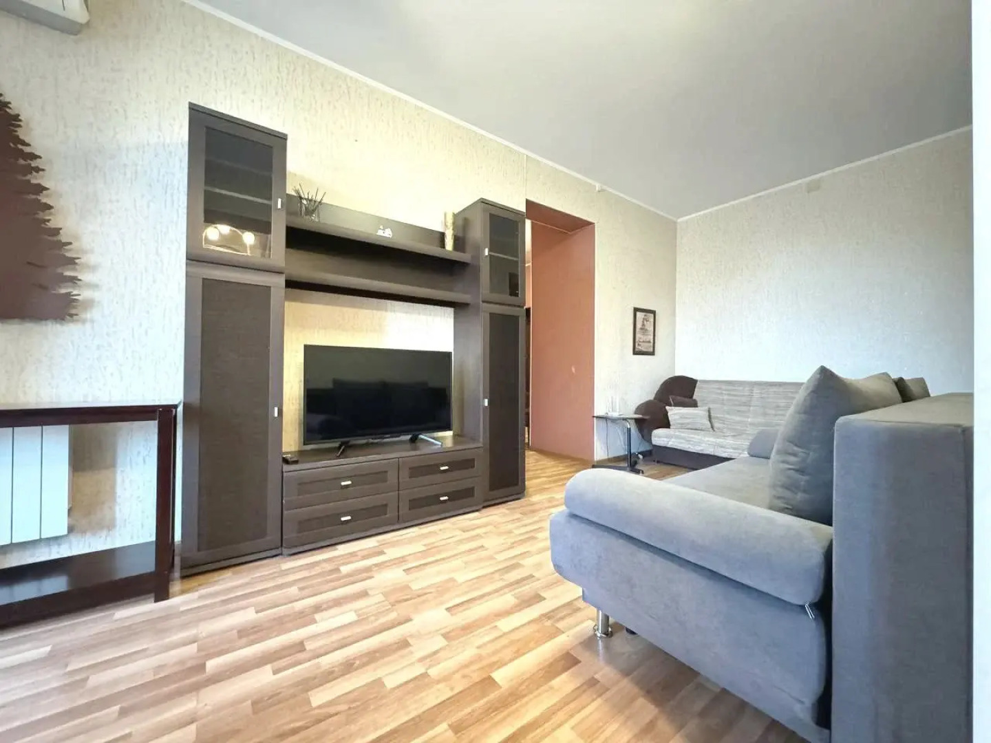 Квартира Трехкомнатная с Балконом и Кондиционером в Центре на Весенней