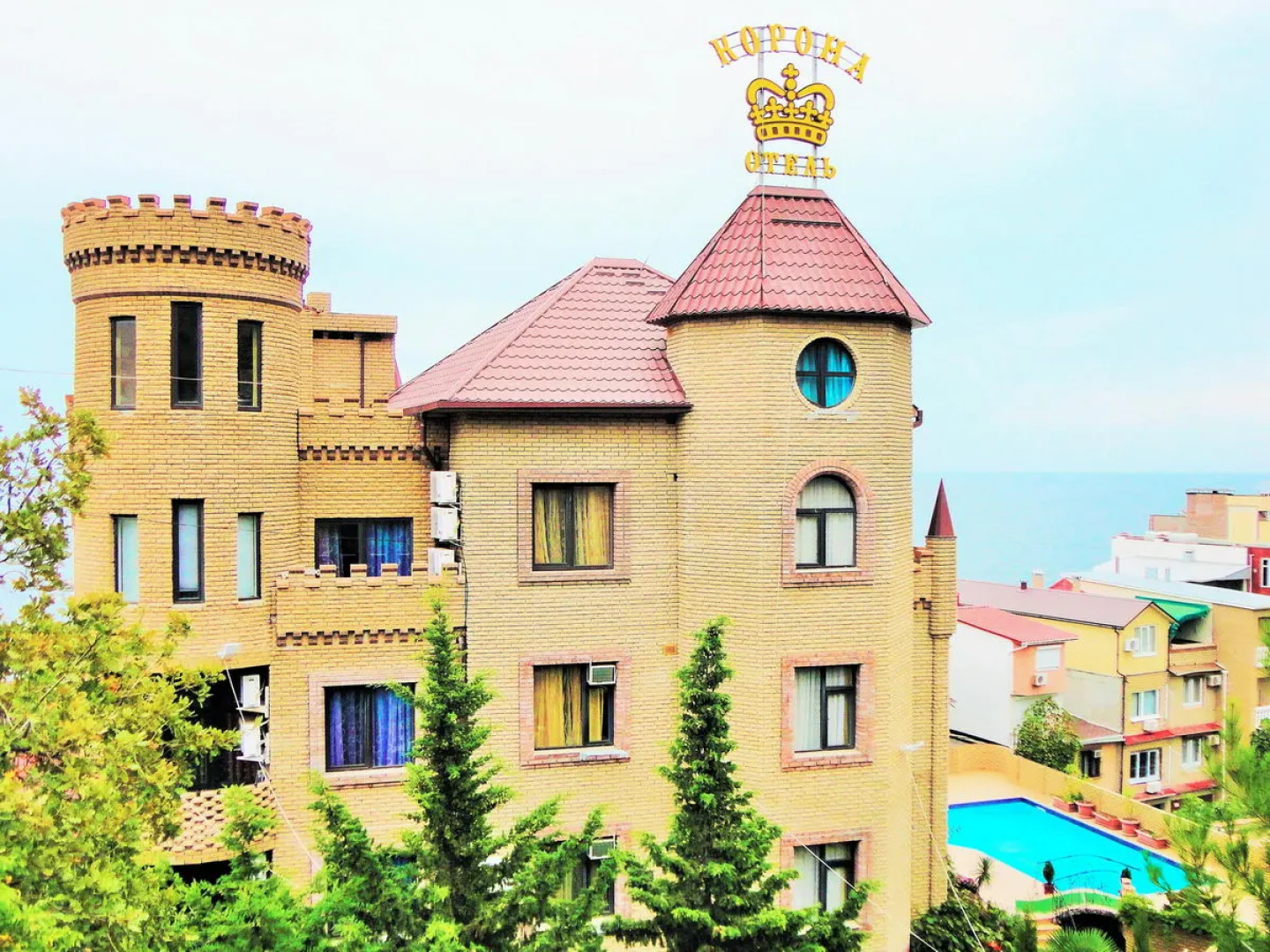 Курортный отель Корона