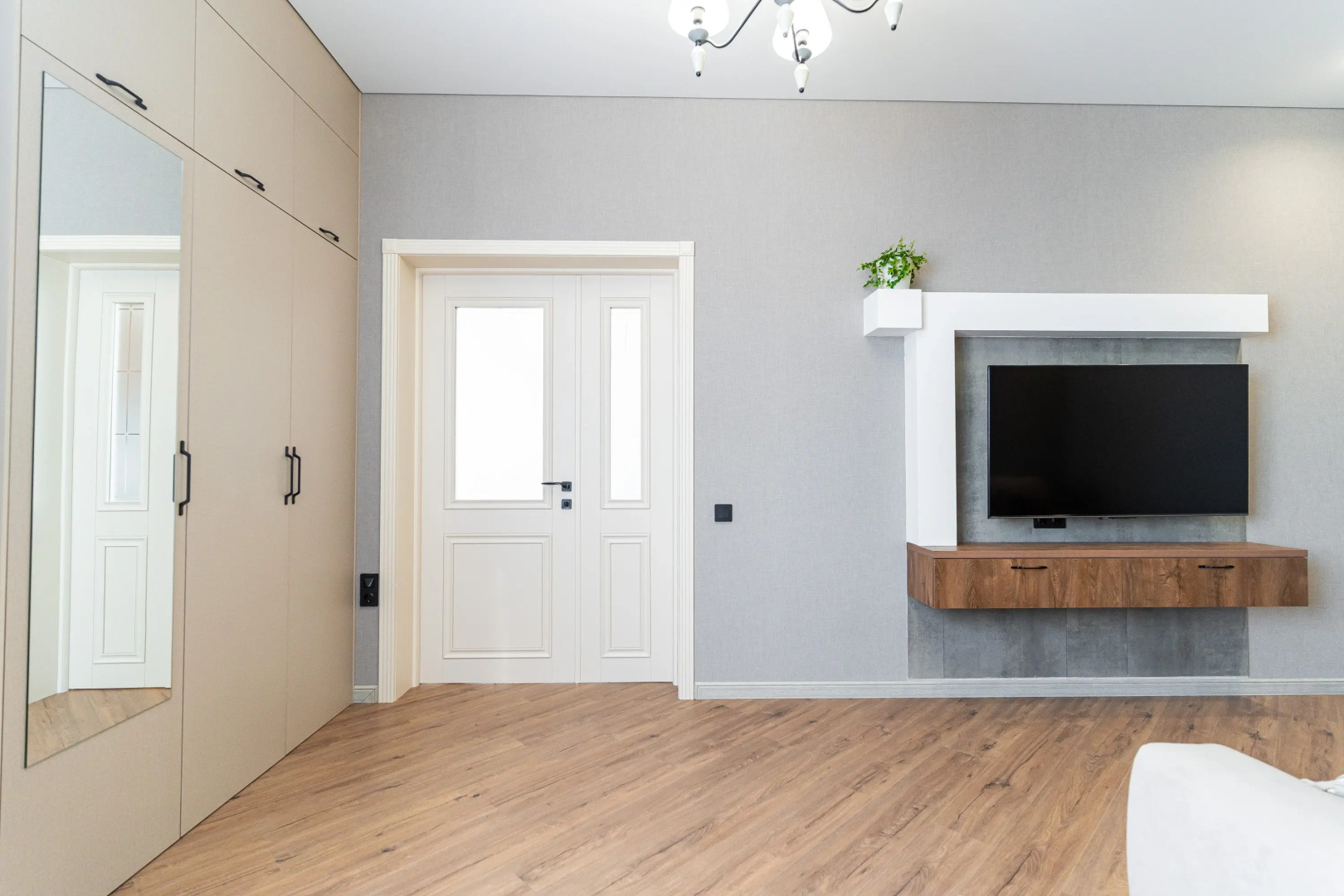 Апартаменты трехкомнатные с панорамным видом на город и море в центре Новороссийска от LetoApart