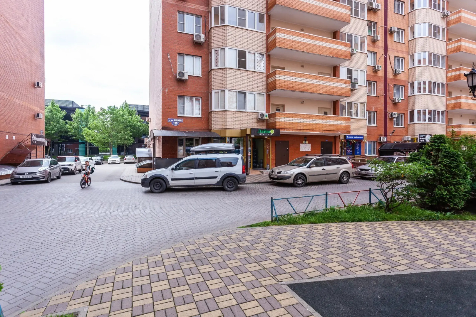 Апартаменты рядом с Парком Галицкого на улице имени Жлобы 139