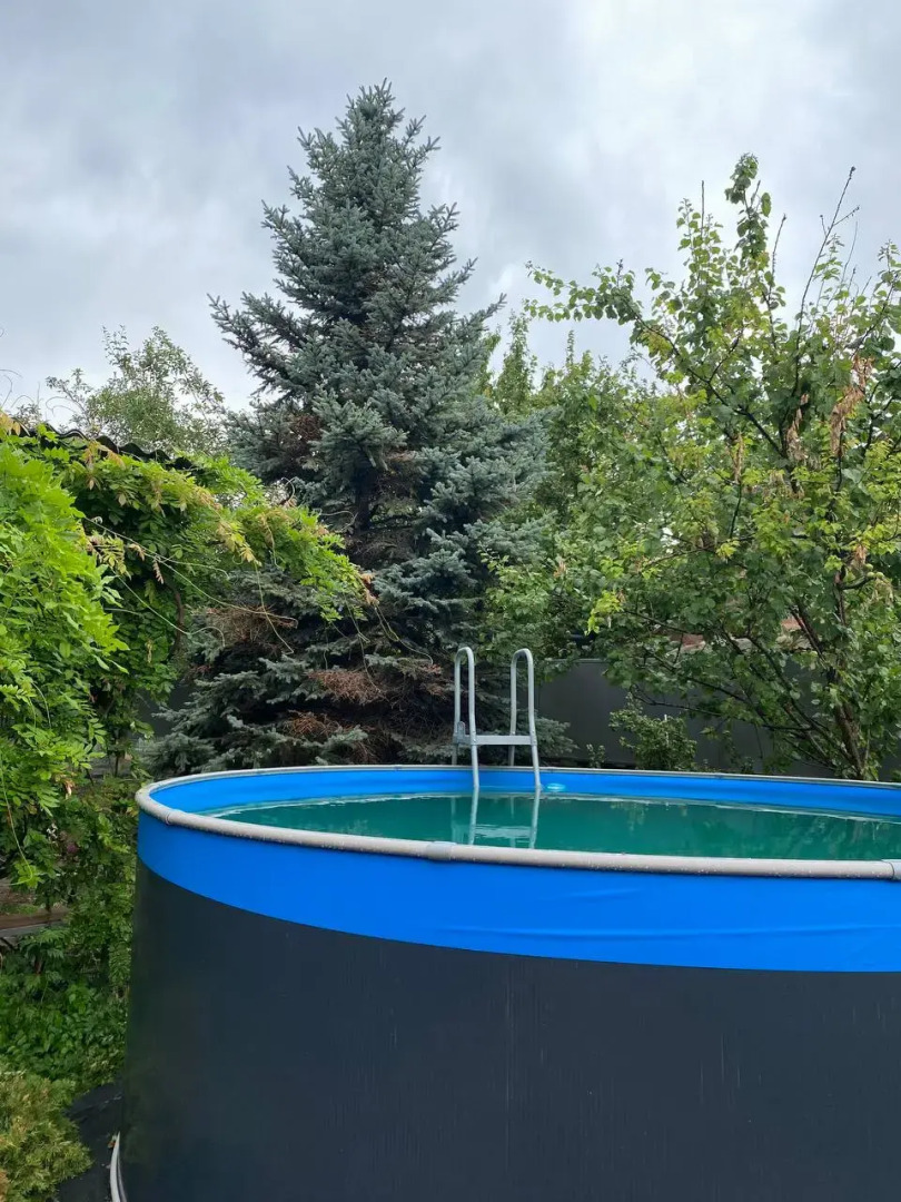 Частный дом с садом и бассейном