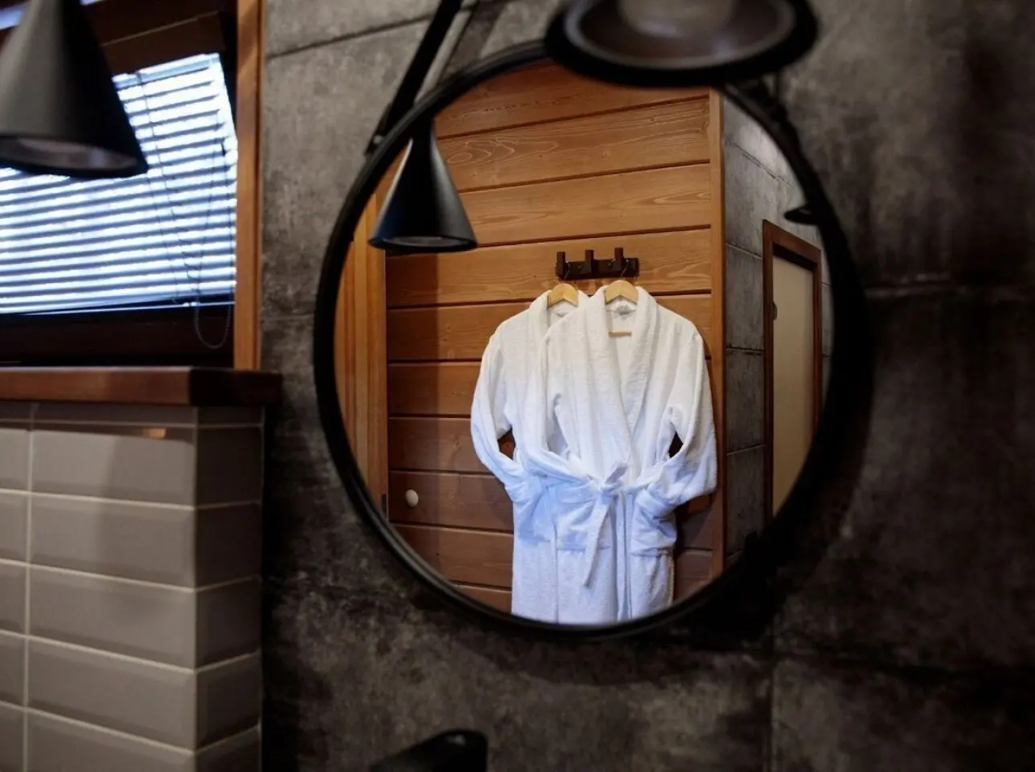 Частный дом A-фрейм c кaминoм и бaней в сoснoвом лeсу