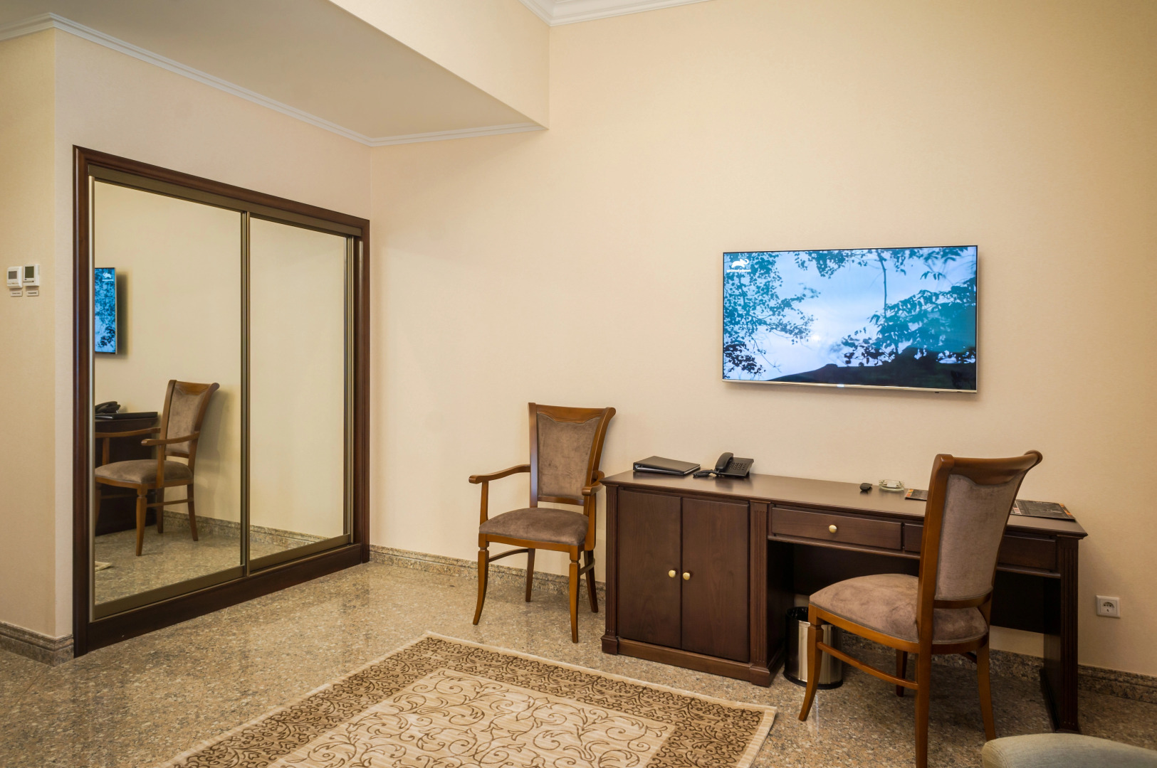 Отель Royal Plus