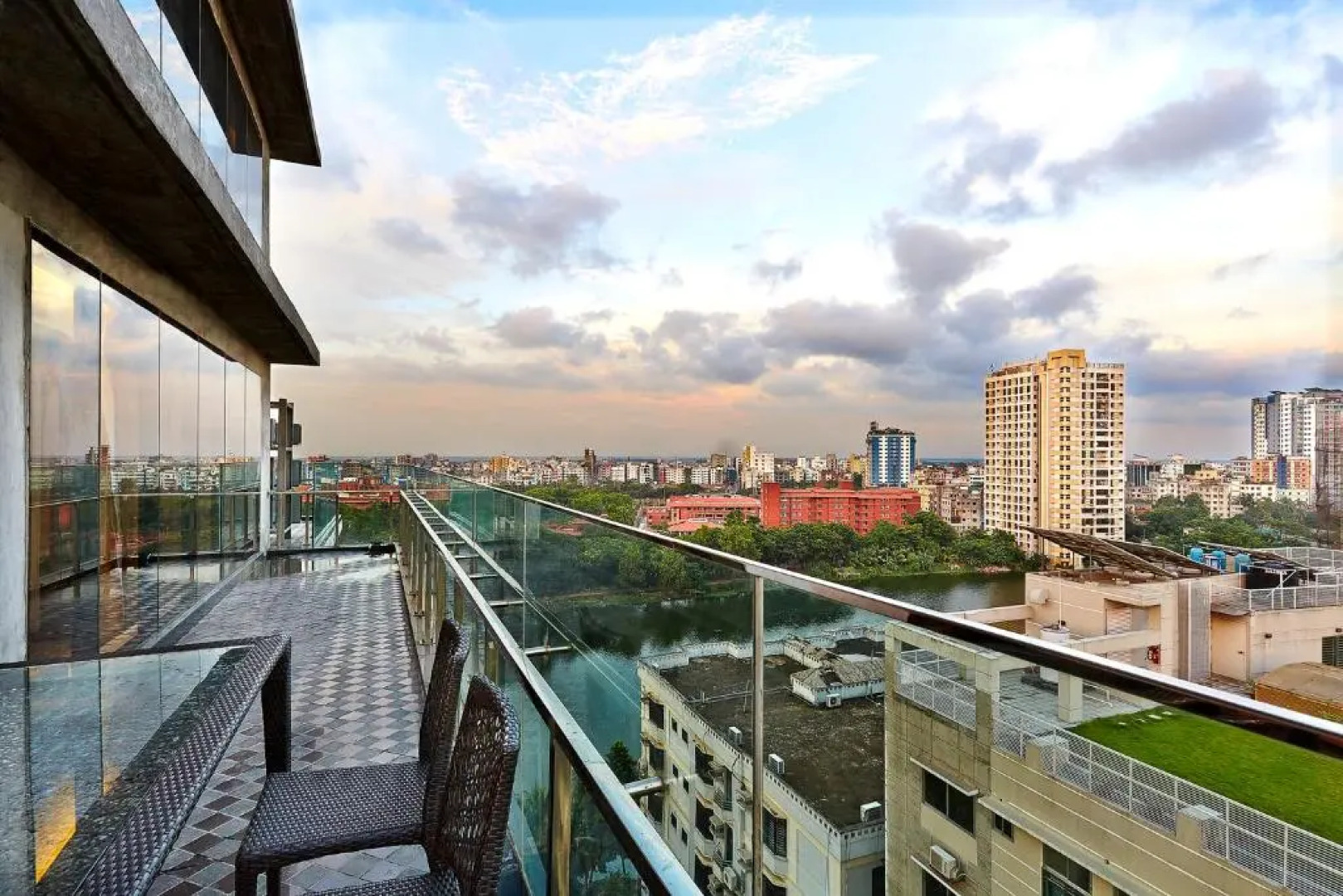 Отель Six Seasons