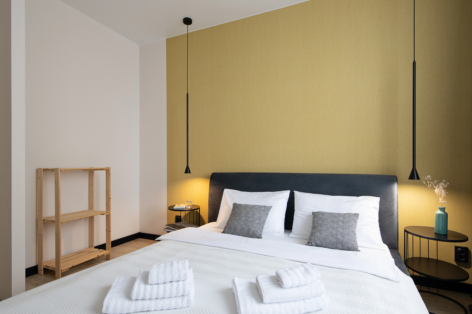 Апартаменты улучшенные в новом доме с качелей