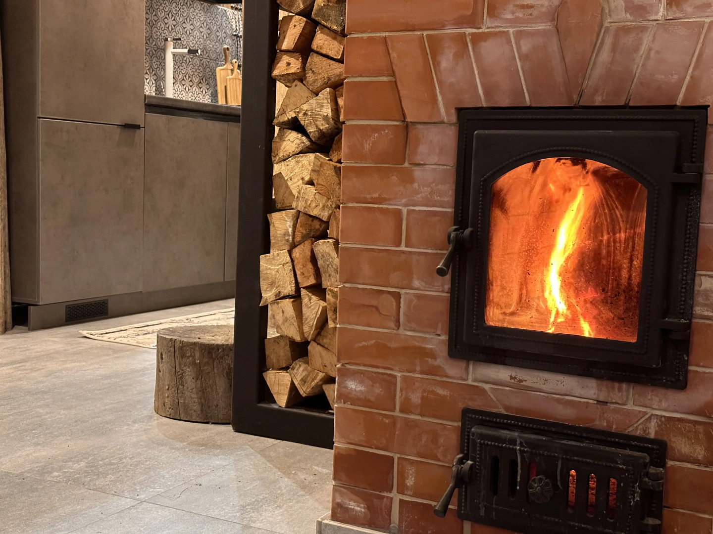 Частный дом гнѣздо с камином и двумя спальнями