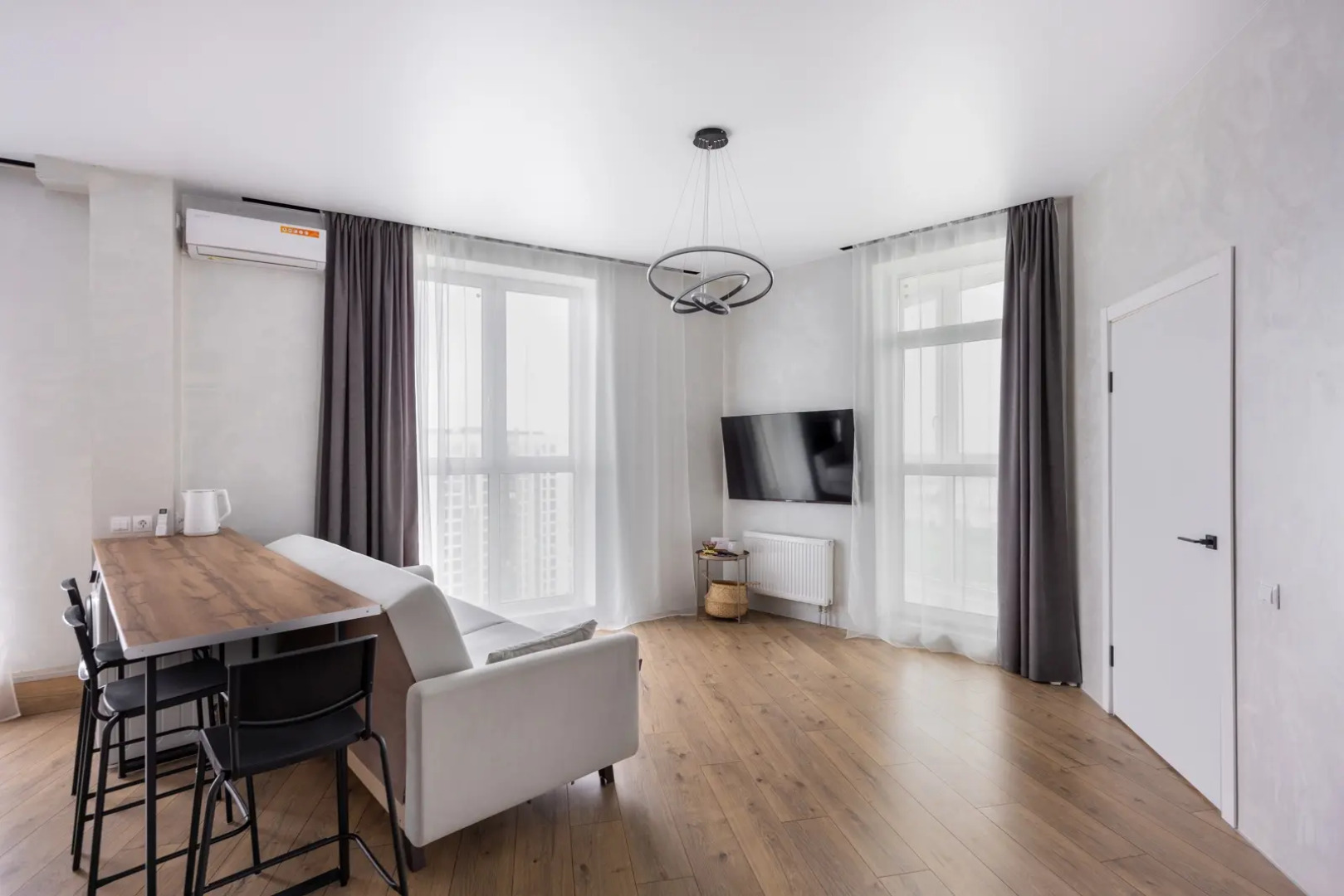 Апартаменты двухкомнатные на 25 этаже с видом на город в Минск-мир