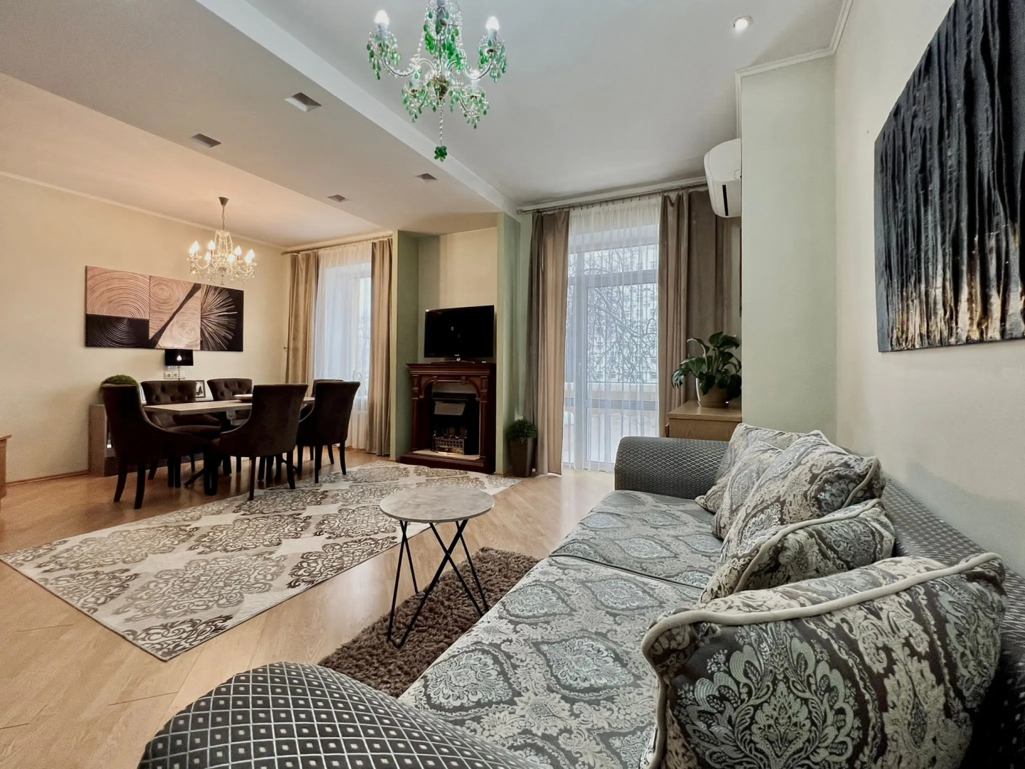 Апартаменты ЦЕНТР Свердлова 24 Трехкомнатная