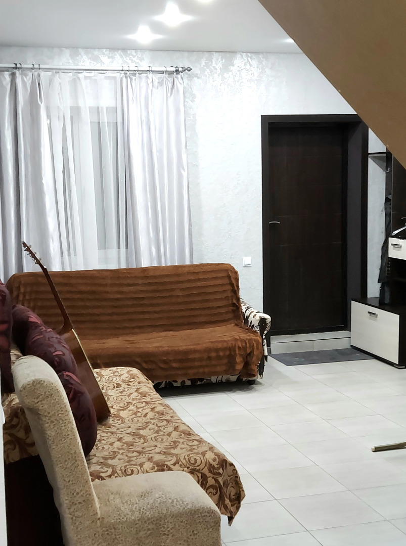 Апартаменты весь первый этаж (100 кв.м.) с 3 спальнями нового городского коттеджа