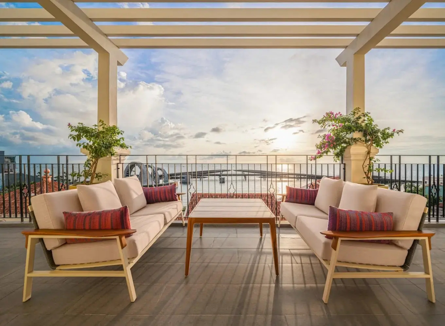 Отель La Festa Phu Quoc, Curio Collection By Hilton