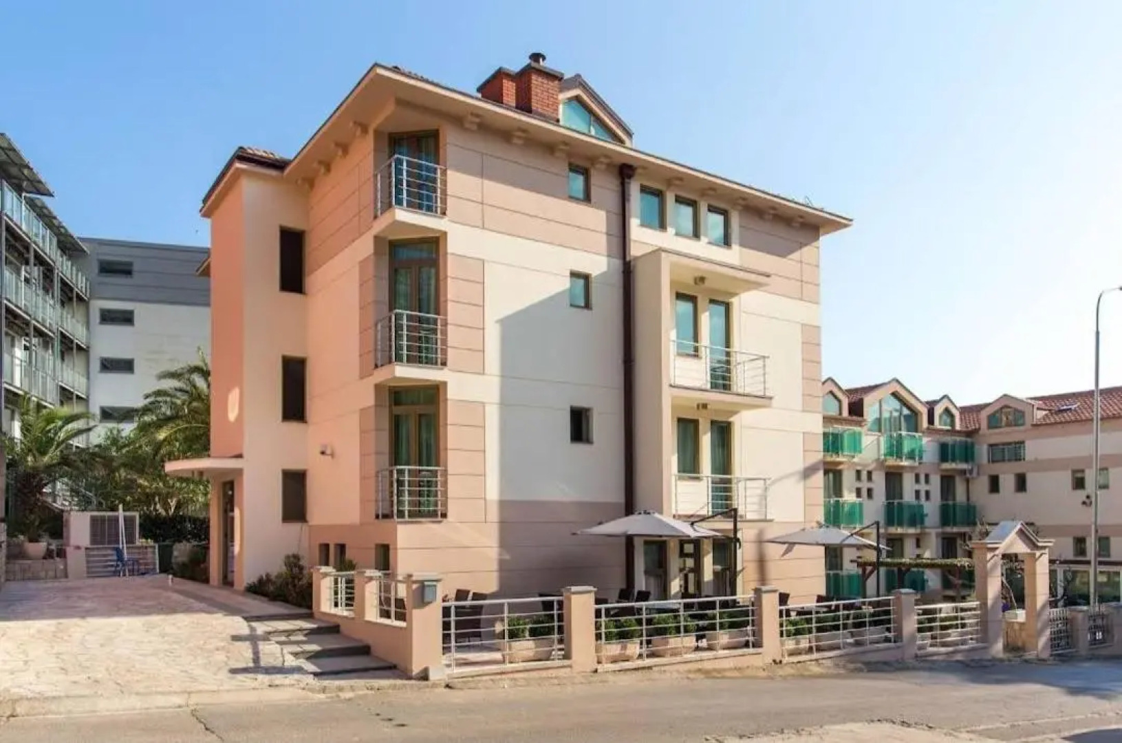 Отель Swiss Holiday