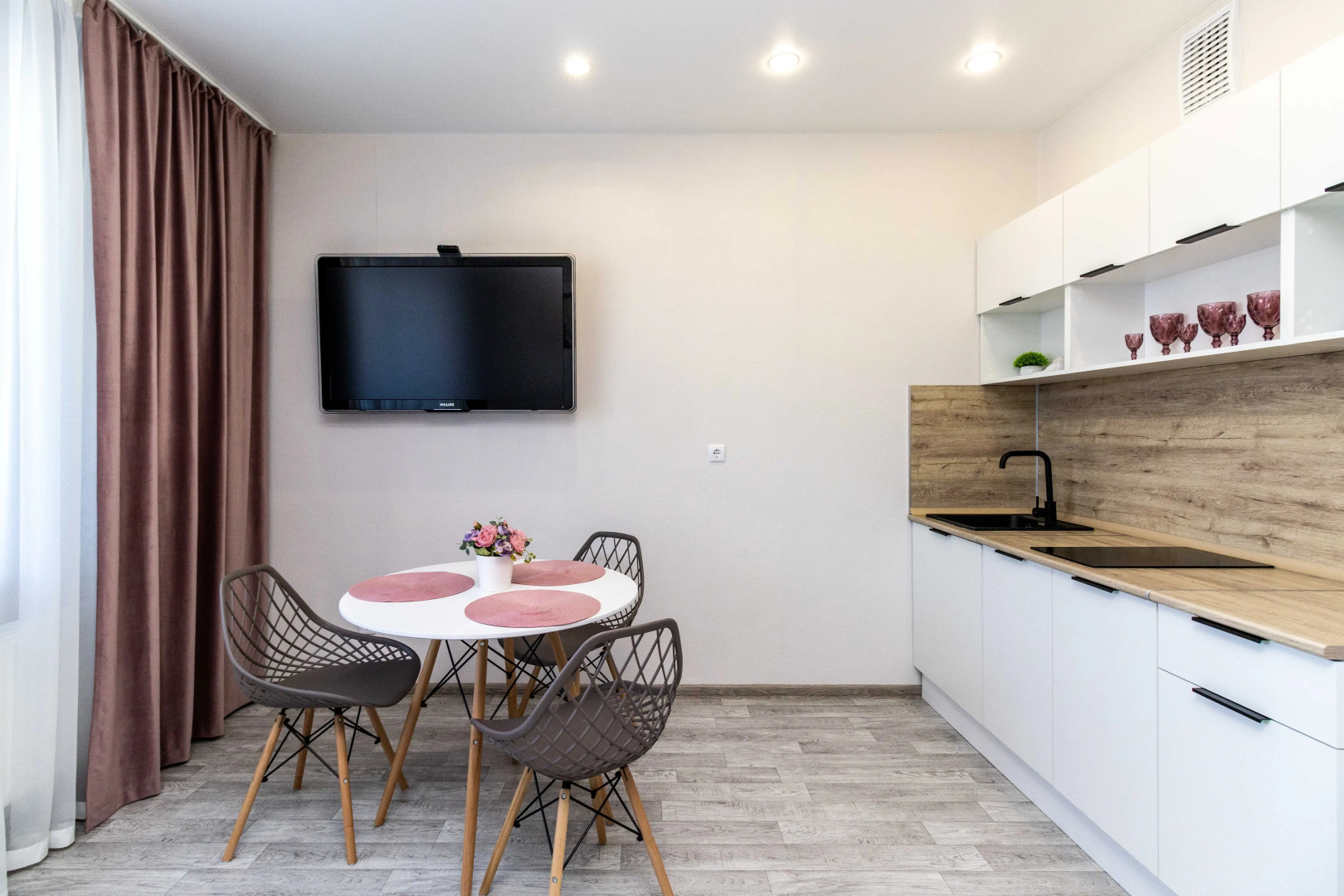 Квартира комфортные Ивана Захарова 18/2