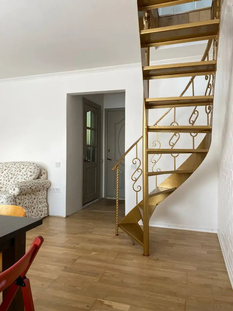 Частный дом с садом и бассейном