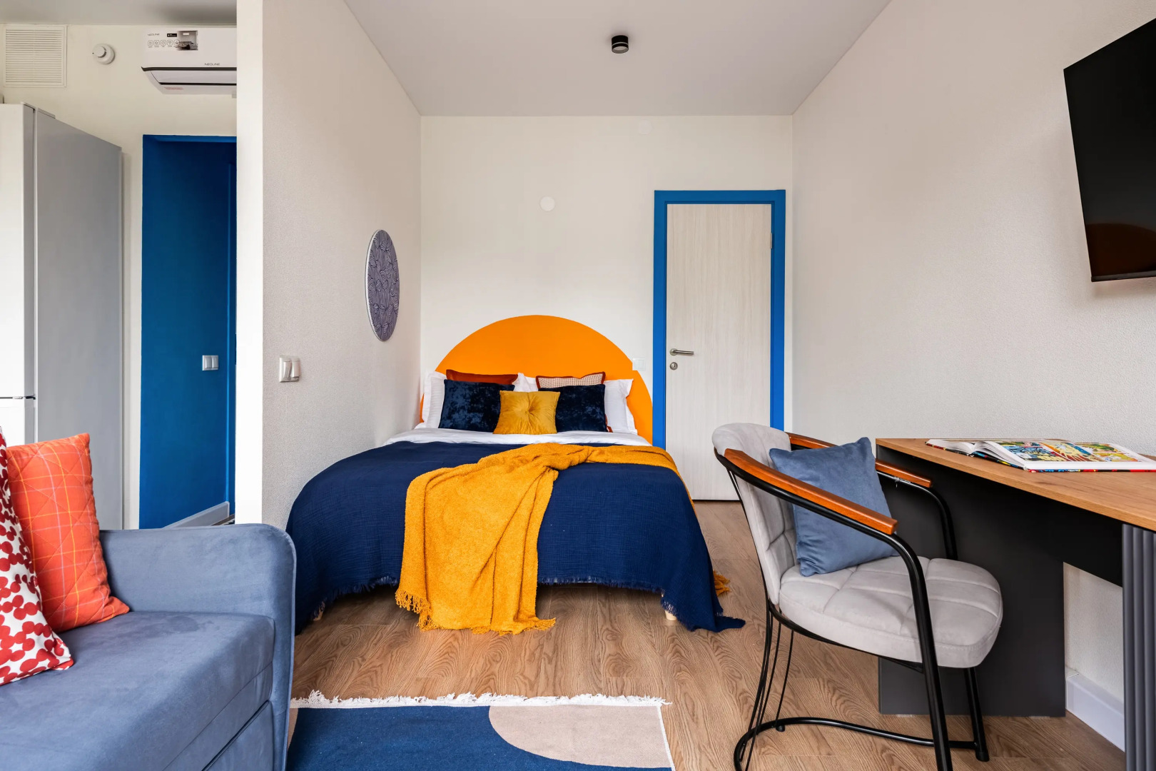 Квартира Яркая с балконом