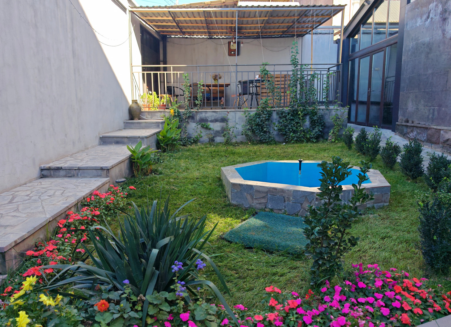 Отель Blur Inn Gallery