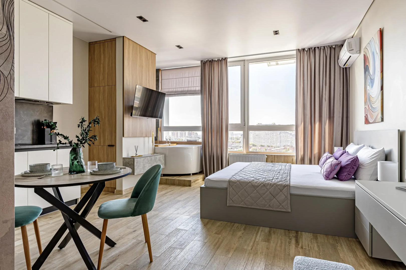 Апартаменты VIP студия с роскошной ванной у панорамного окна