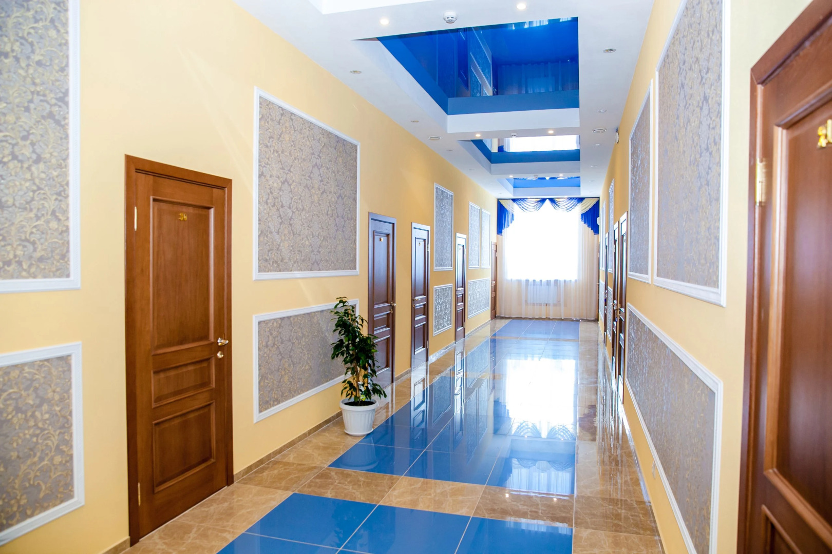 Отель Корона