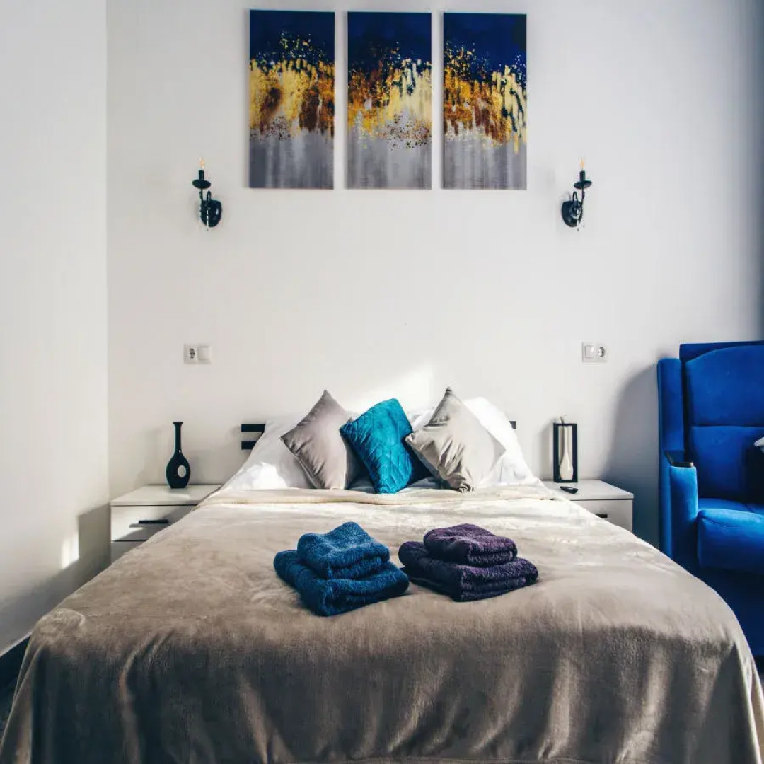 Частный дом за городом Монотель синий дом