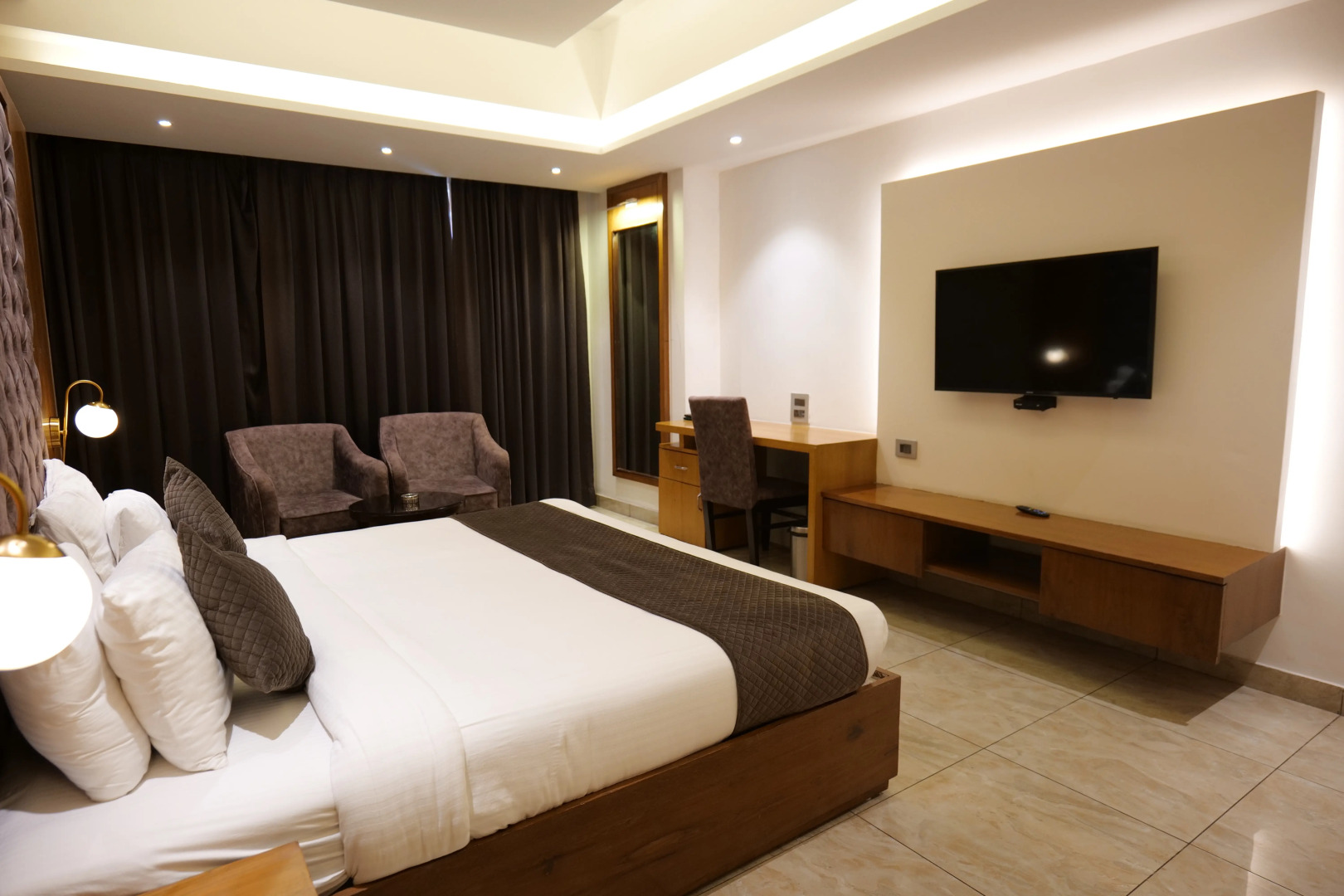 Отель The Emerald Grand