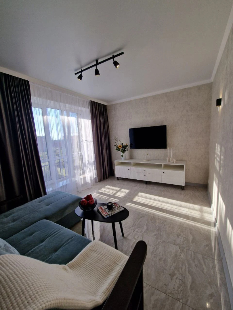 Квартира Flatirini с панорамными окнами в новом ЖК 1