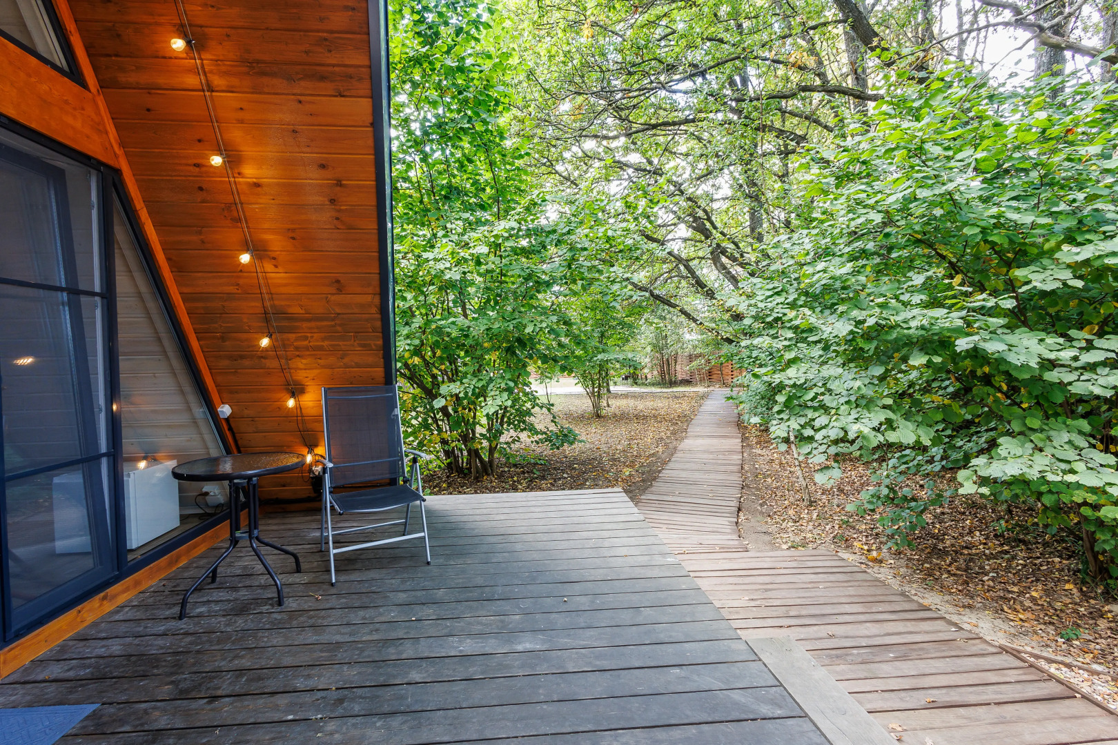 Частный дом А-фрейм в дубовом лесу