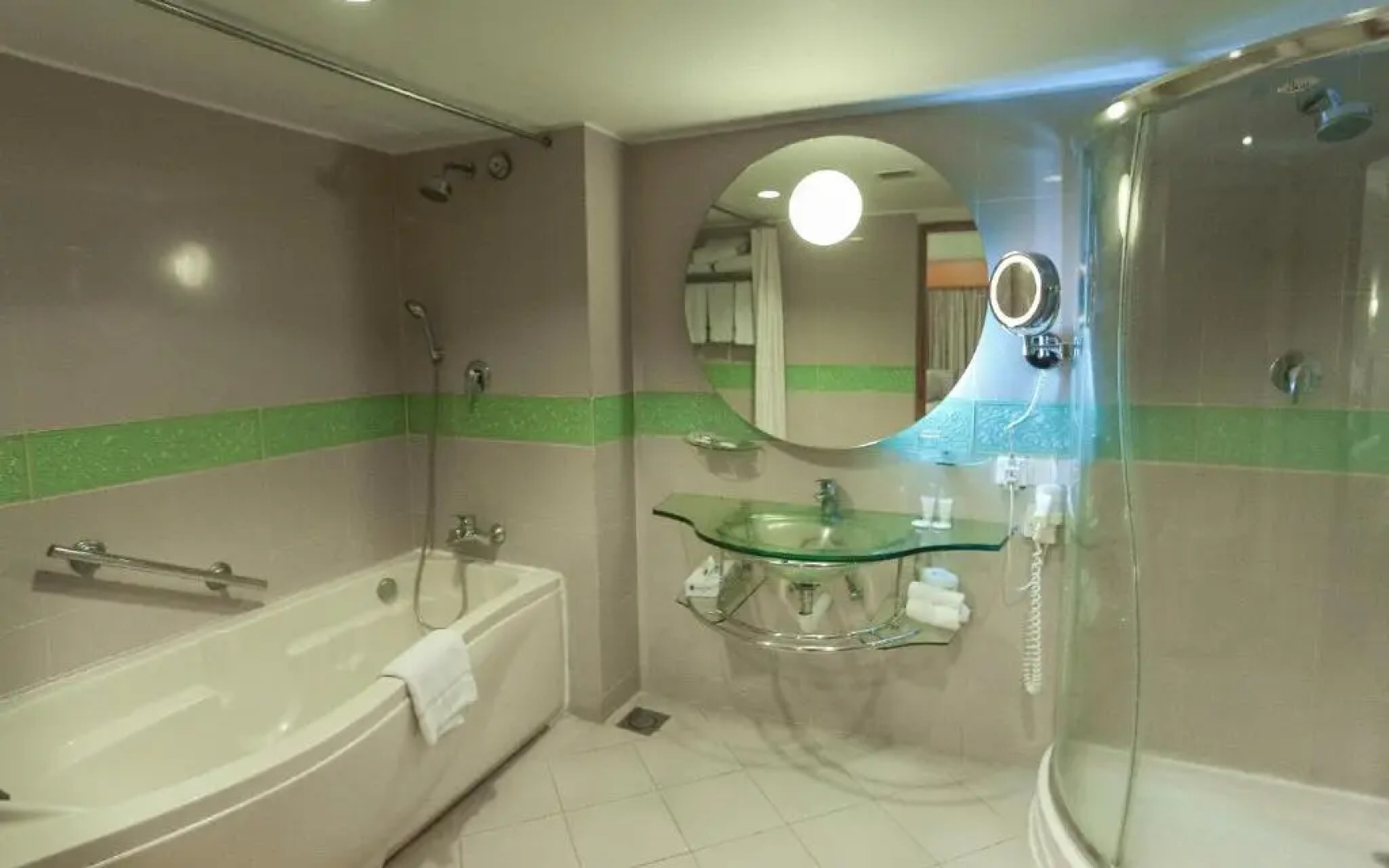 Lakeshore Hotel & Apartments