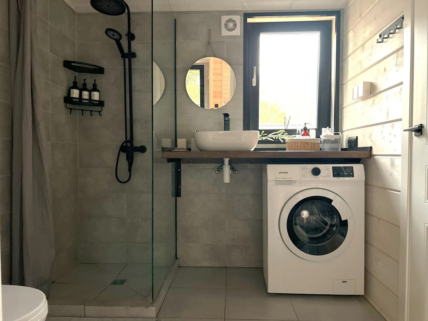 Частный дом у озера с террасой Сосновый дом