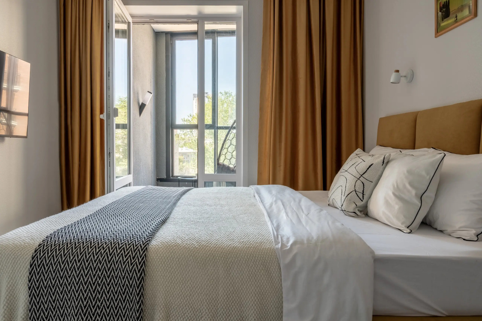 Апартаменты с креслом-коконом на балконе Stepanenkov на Свердлова 32б