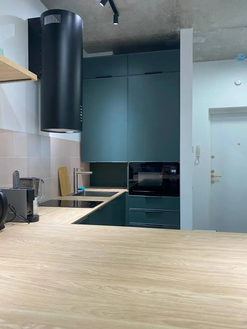 Апартаменты Пикассо - индустриальный шик с яркими акцентами