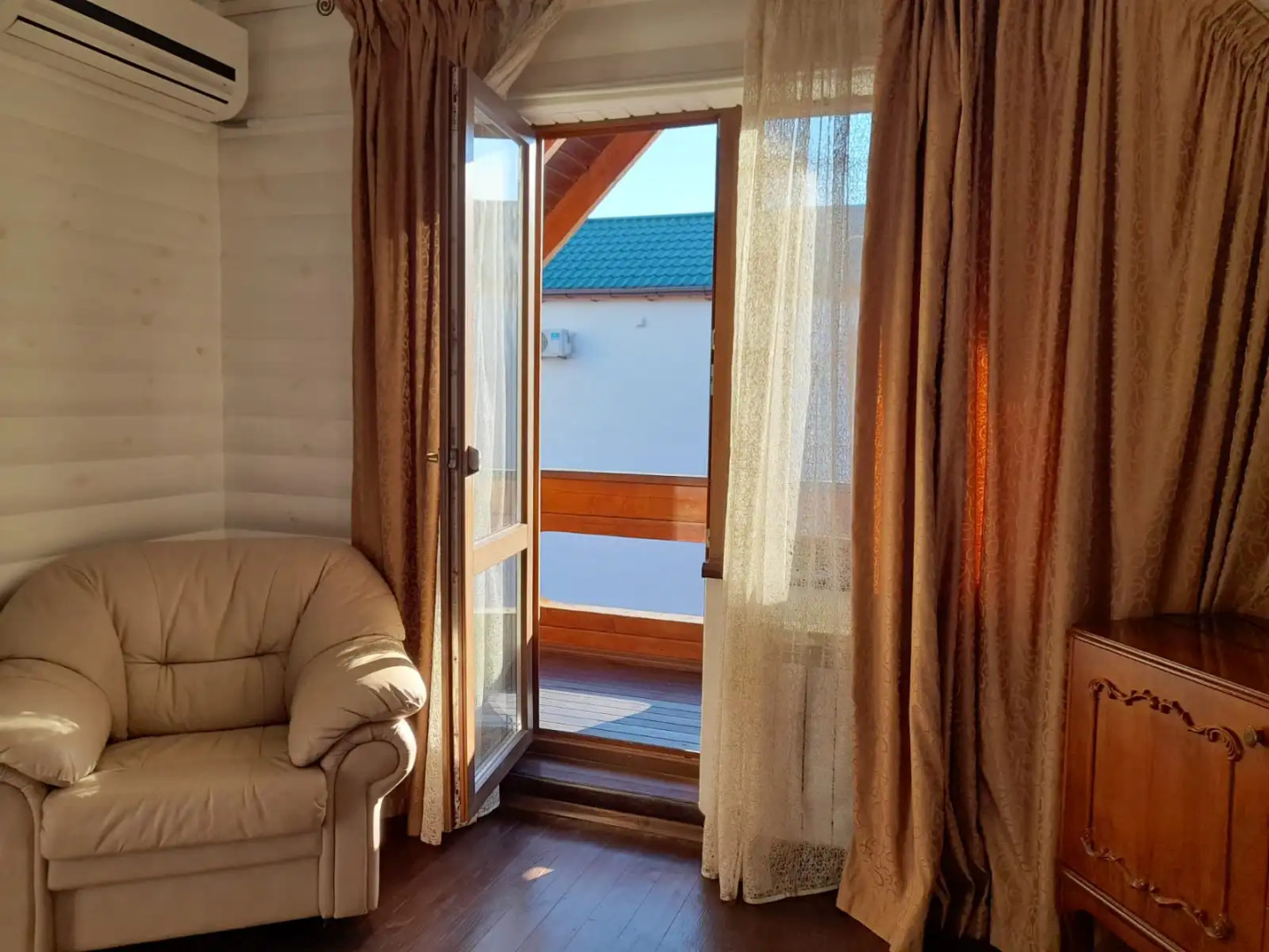 Частный Дом на Берегу Моря с Бассейном