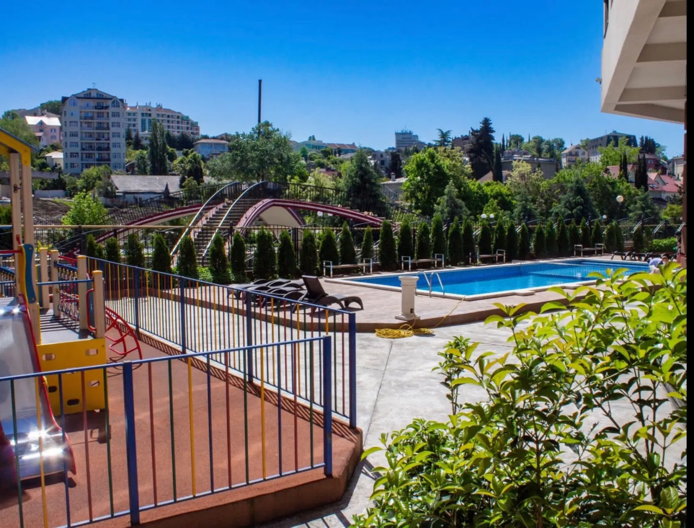 Квартира в  доме с бассейном рядом с морем