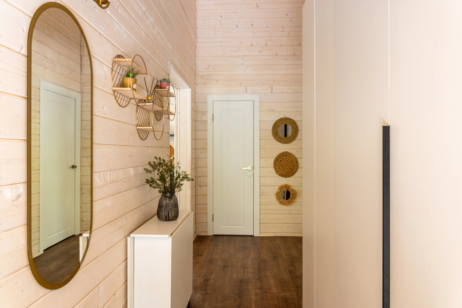 Частный дом в еловом лесу