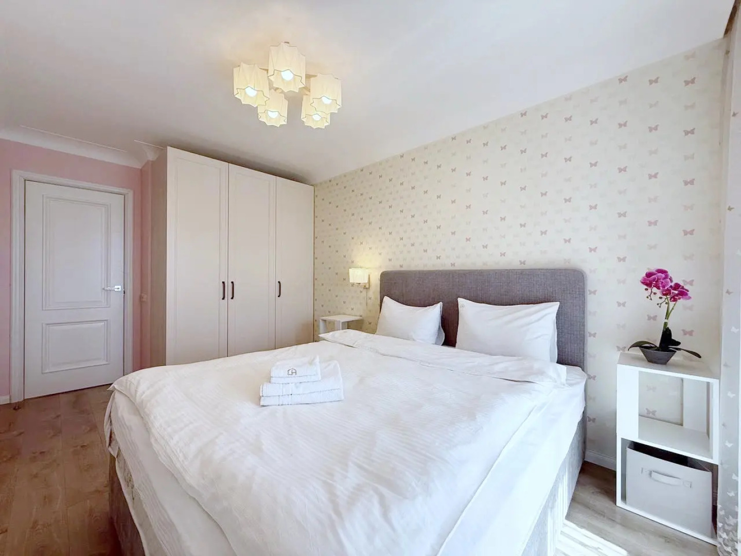 Апартаменты 4-комнатные HomeApart Сторожовская 8 (2)