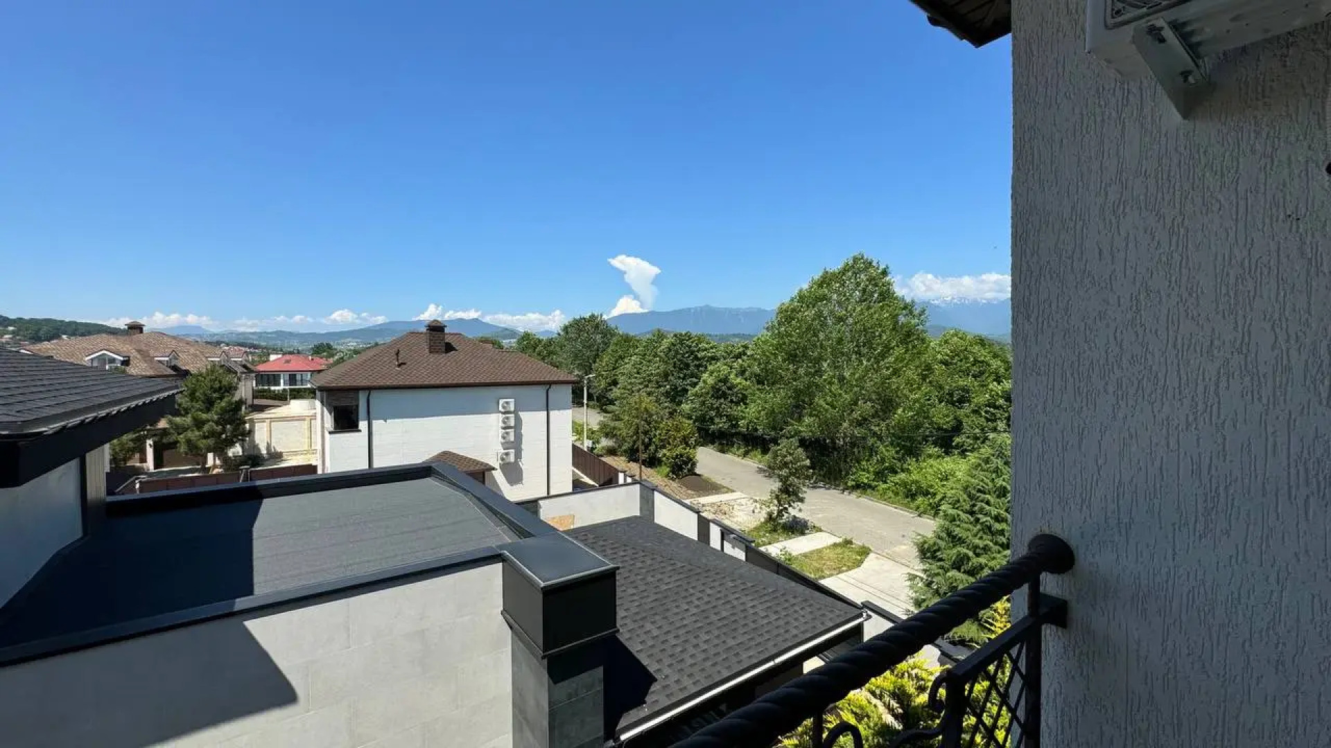 Квартиры с балконами и видом на горы на Мелетяна 5а