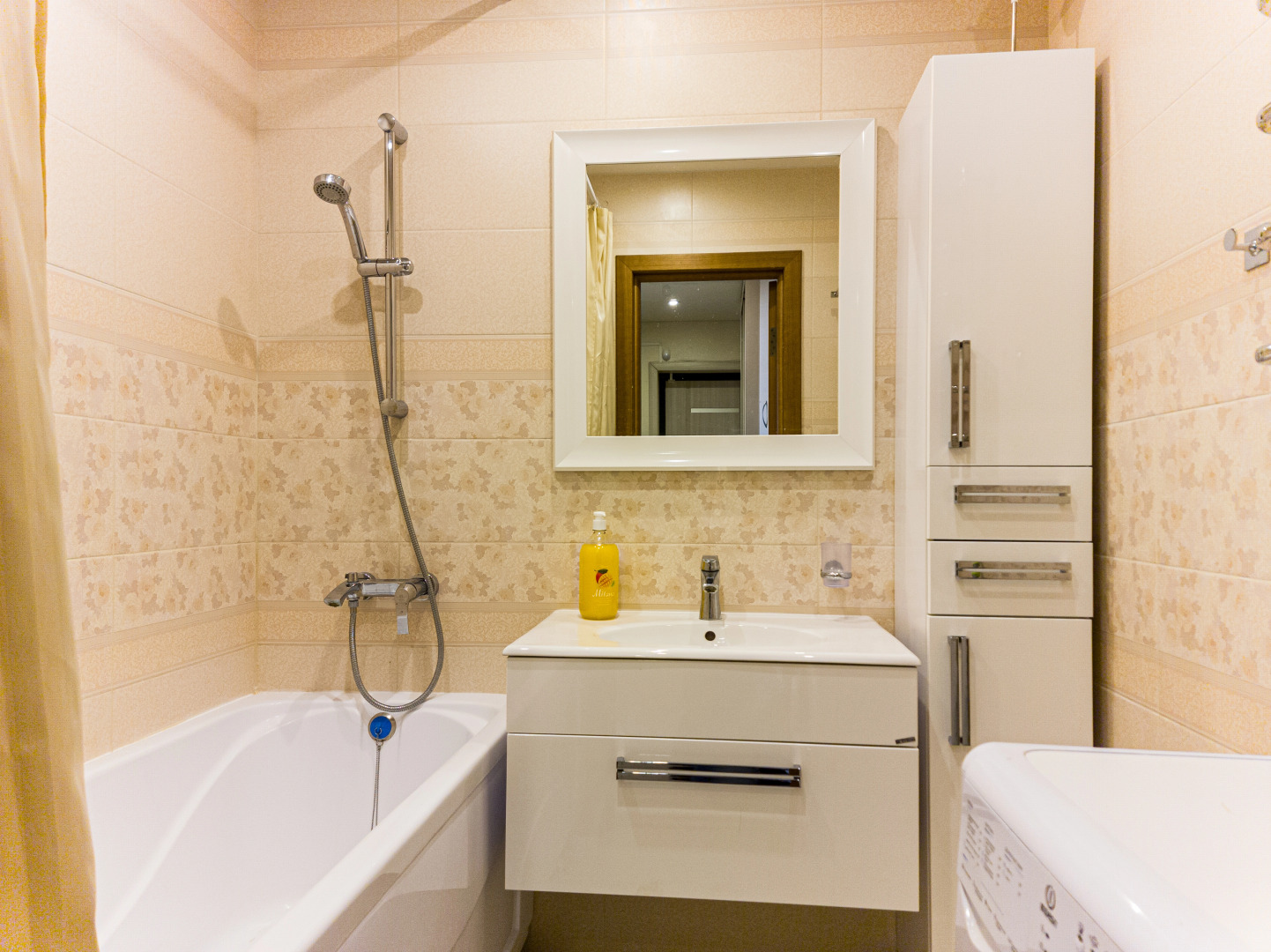 Апартаменты двухкомнатные в светлых тонах вблизи центра города