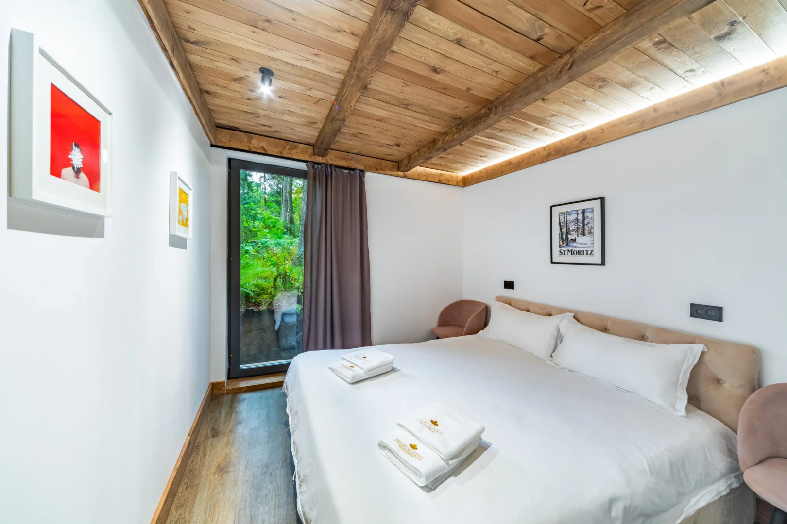 Шале с камином и джакузи в лесу