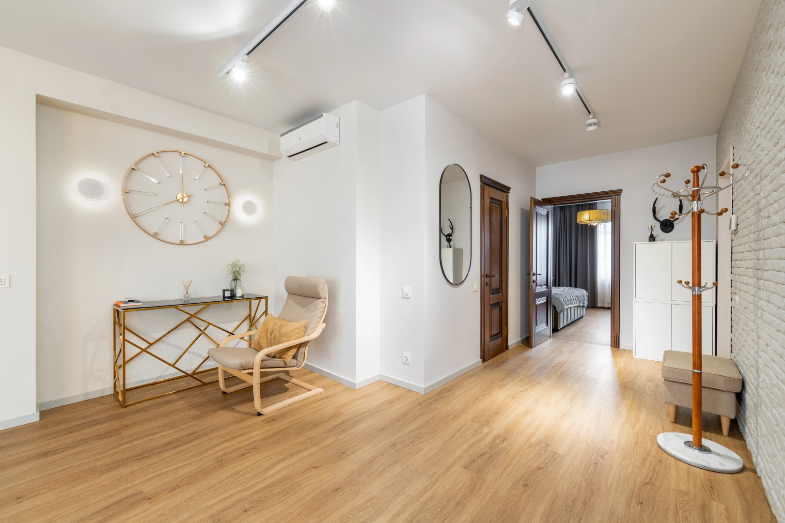 Апартаменты двухкомнатные рядом с метро и ТЦ Dana Mall