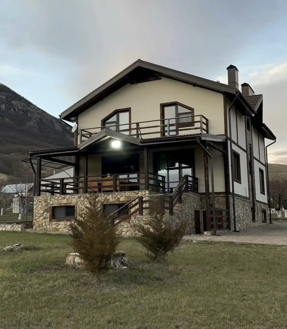 Частный дом Усадьба Сергея Пускепалиса у подножия горы Верблюд с полётами на рассвете