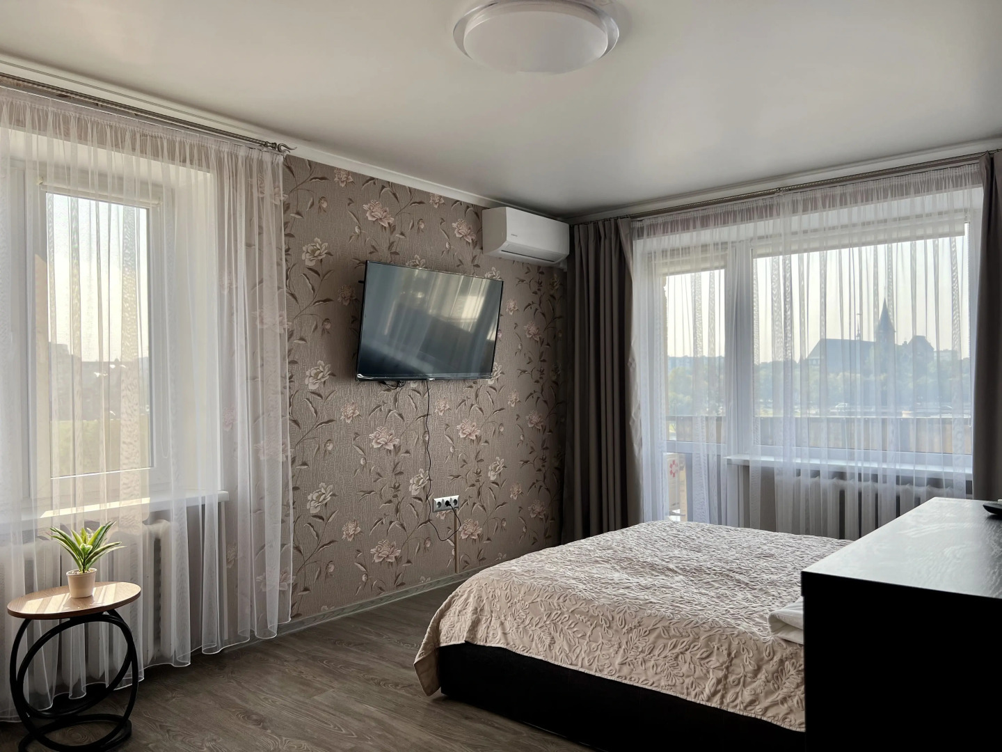 Квартира 2-комнатная Zoya-Apart у острова Канта с видом на реку и Кафедральный собор