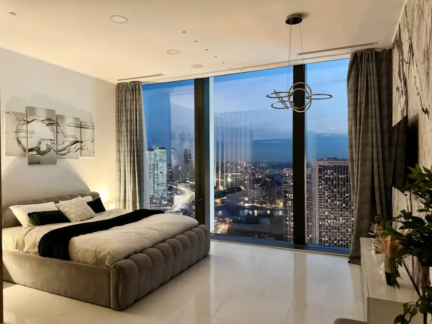 Апартаменты Sky City Moscow Уютная студия с подсветкой и Аэрохоккеем в Москва Сити! Закатная сторона!