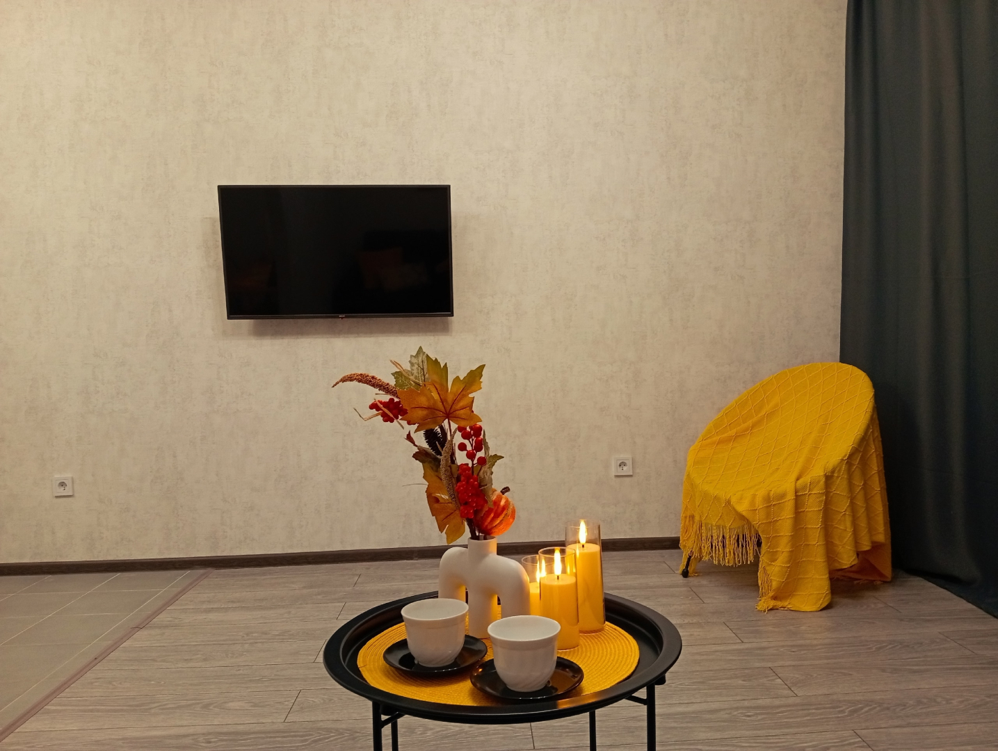 Квартира с панорамными окнами с видом на озеро