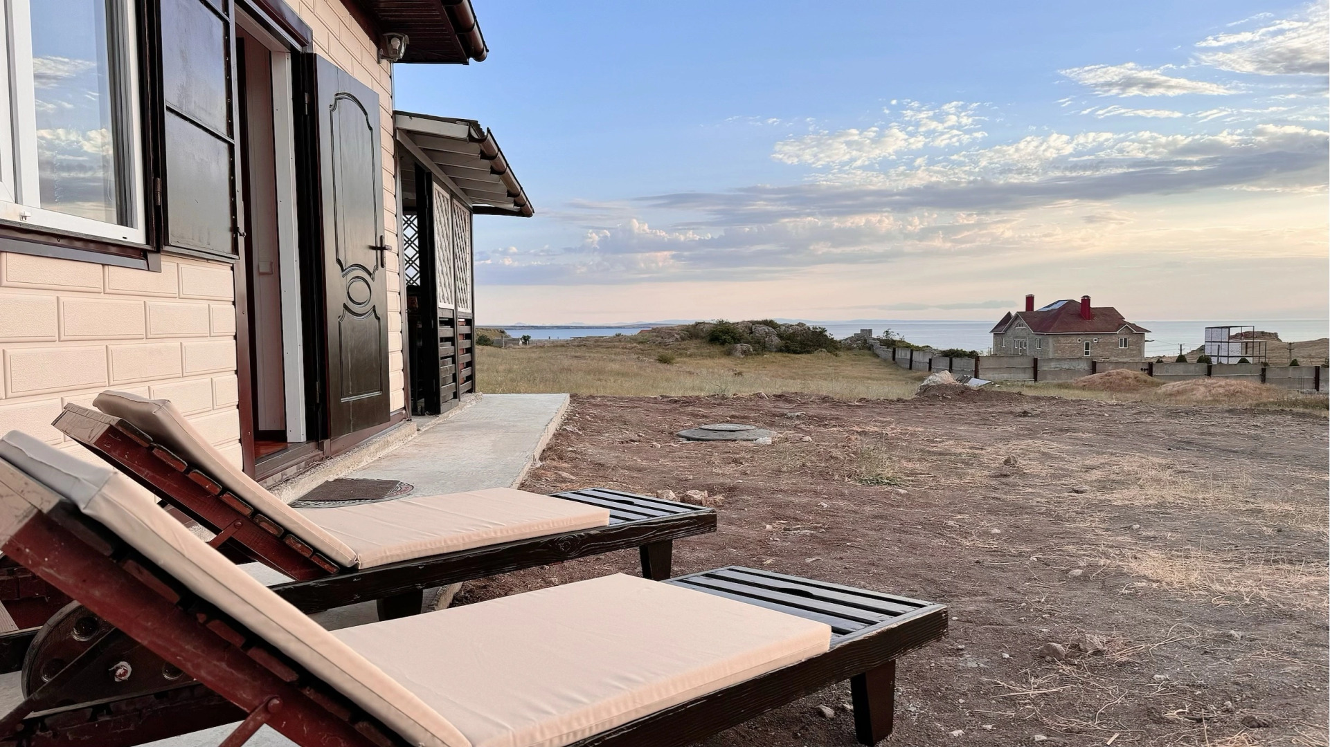 Частный дом у моря с беседкой