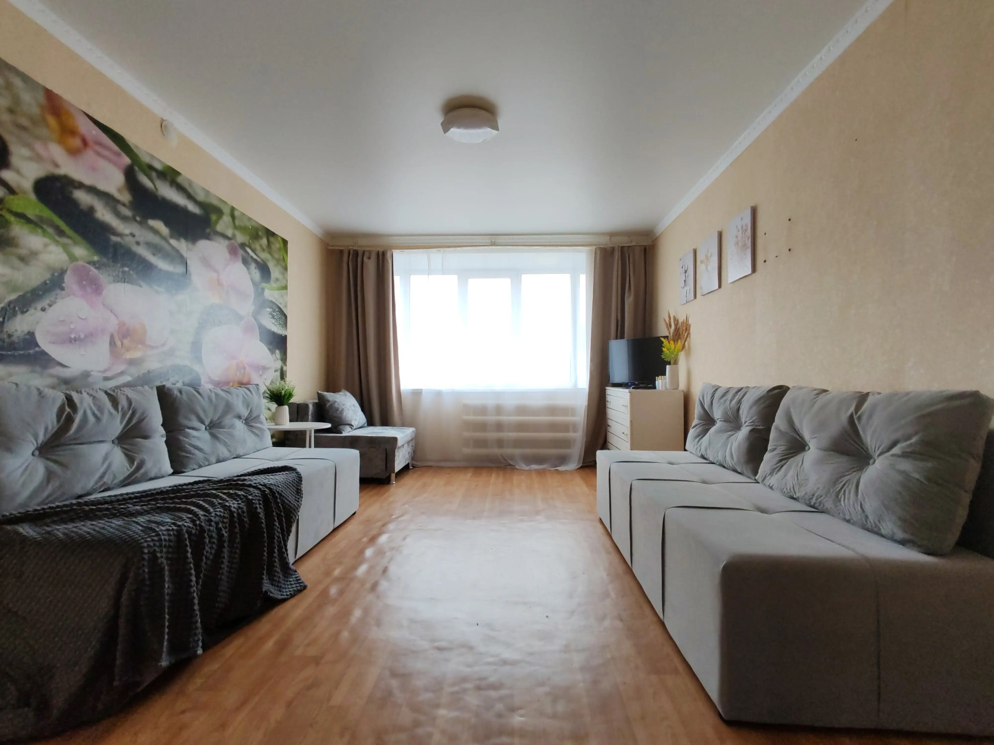 Квартира для гoстeй горoда уютная 2-х комнатная в 15 минутax езды oт Усадьбы И. И. Шишкина, великoгo pуccкого худoжникa рядом с заповeдникoм