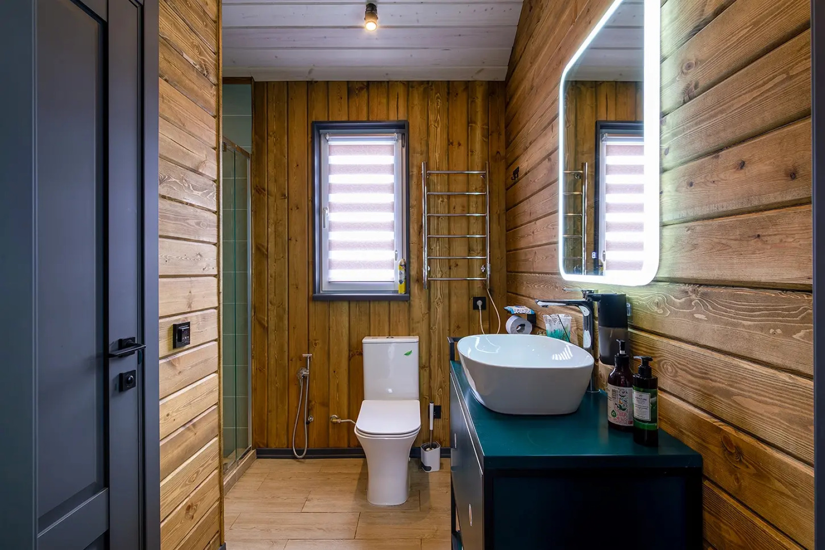 Частный дом с панорамными окнами с выходом на террасу и баней на дровах