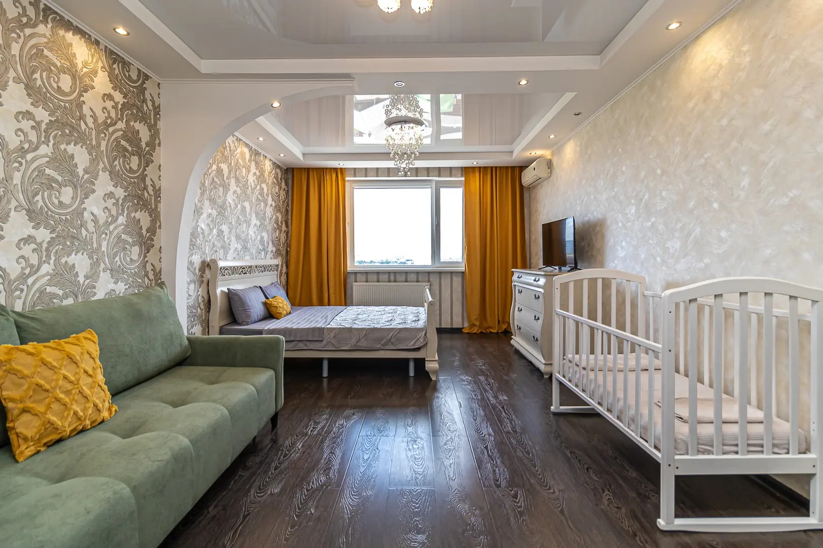 Квартира Просторная двухкомнатная недалеко от парка Галицкого