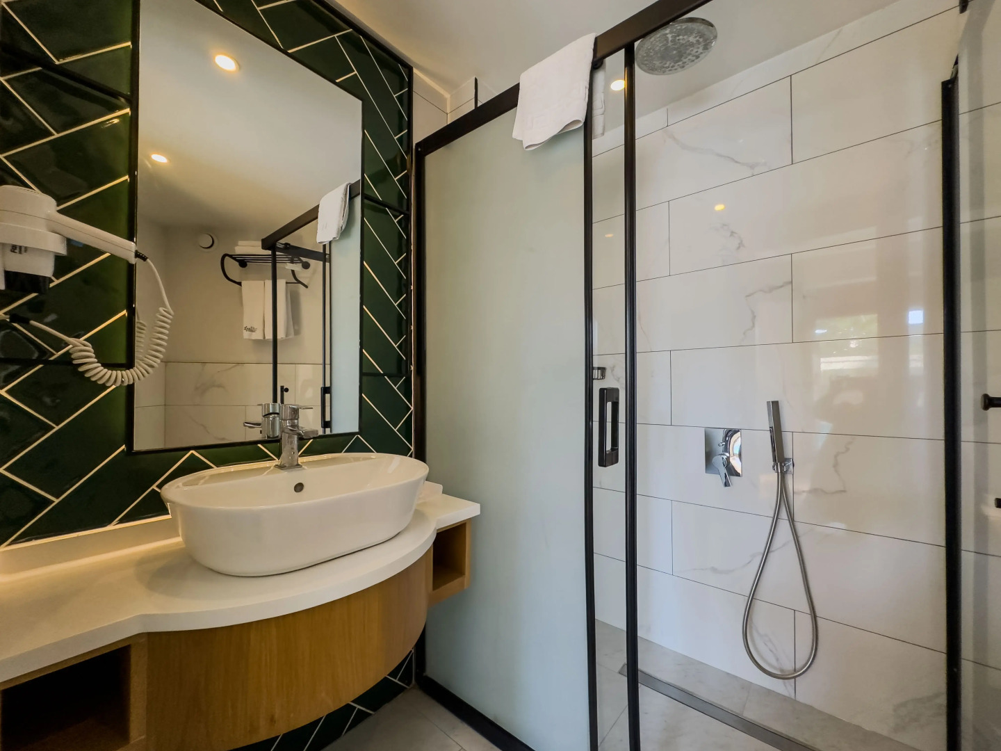 Отель Leaf Port Boutique