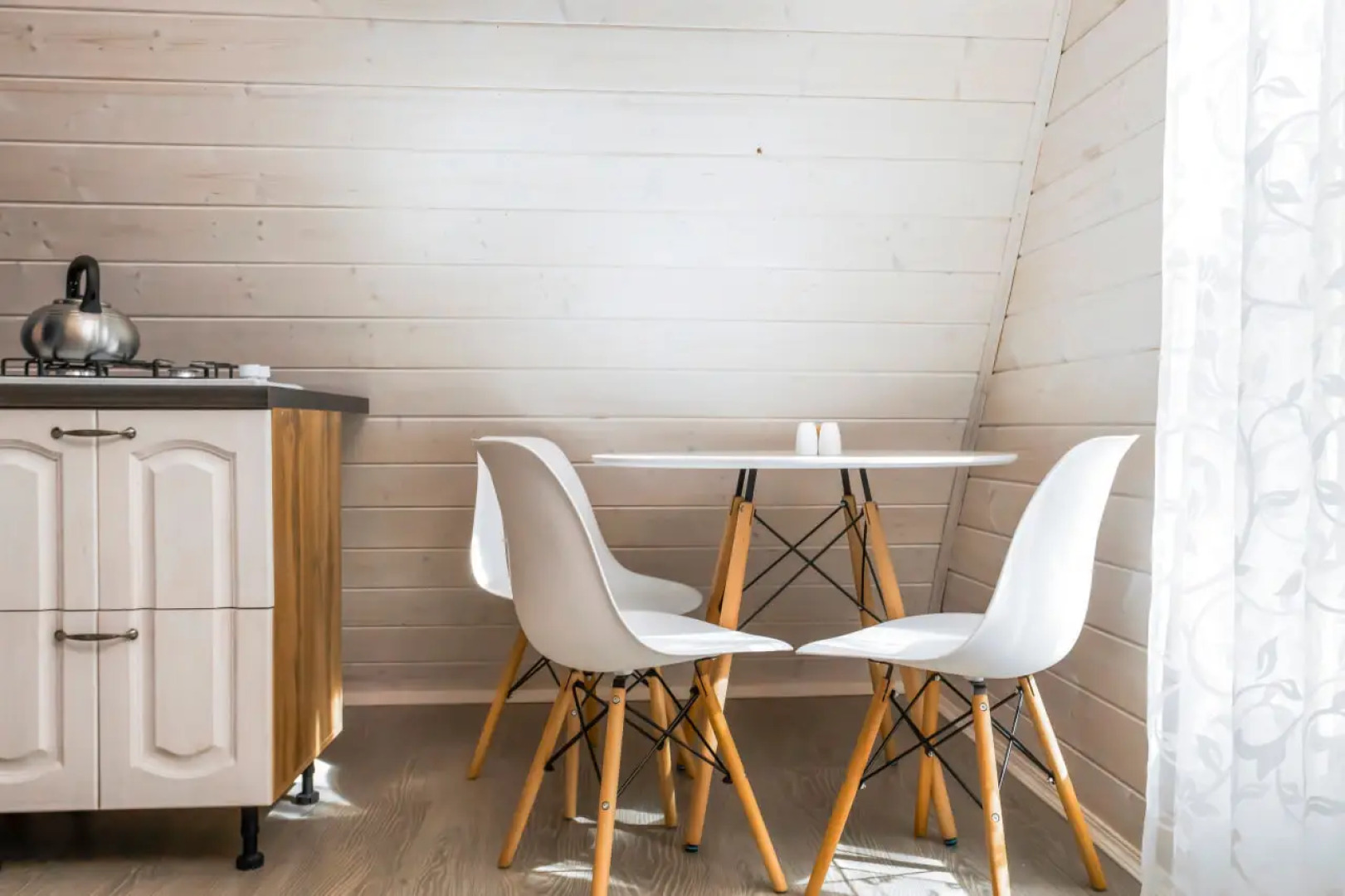 Частный дом в лесу у реки Пра