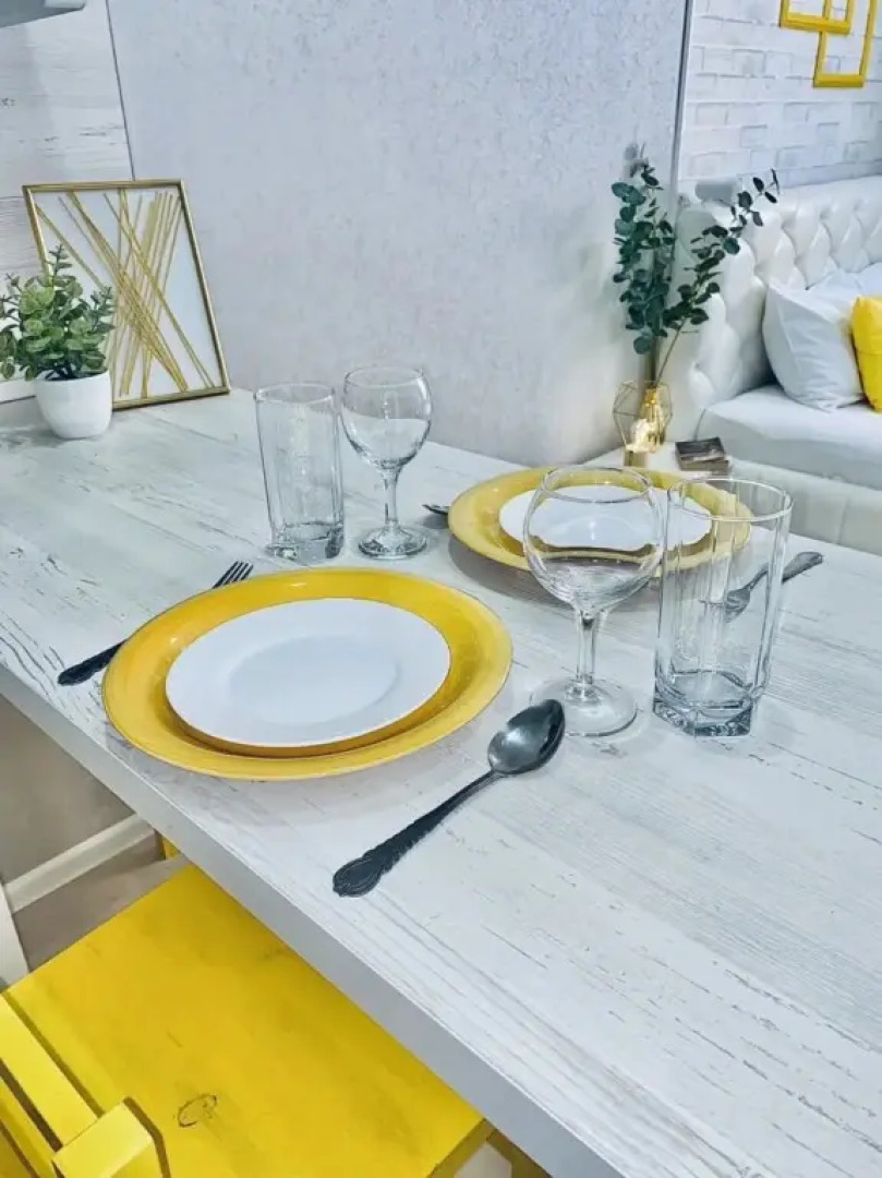 Студия Лимон возле парка и лебединого озера