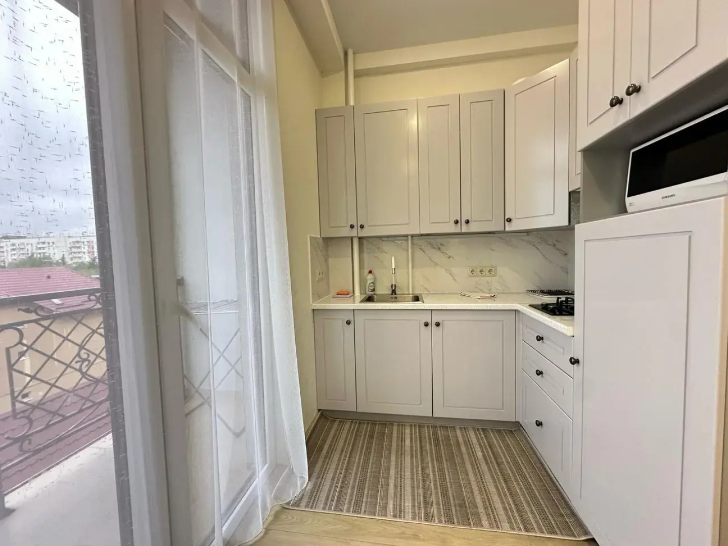 Море квартир уютная студия с панорамными окнами в центре Адлера